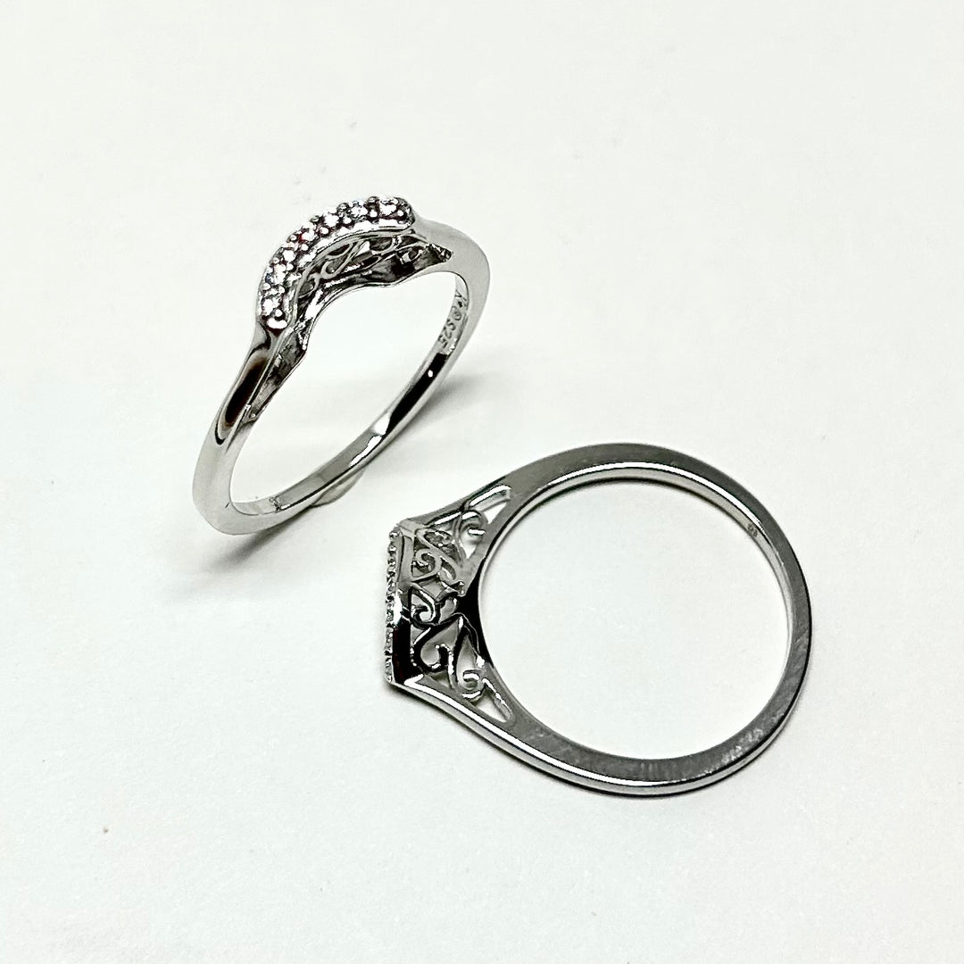 "BOLD BEZEL" Ring with Stack Bands