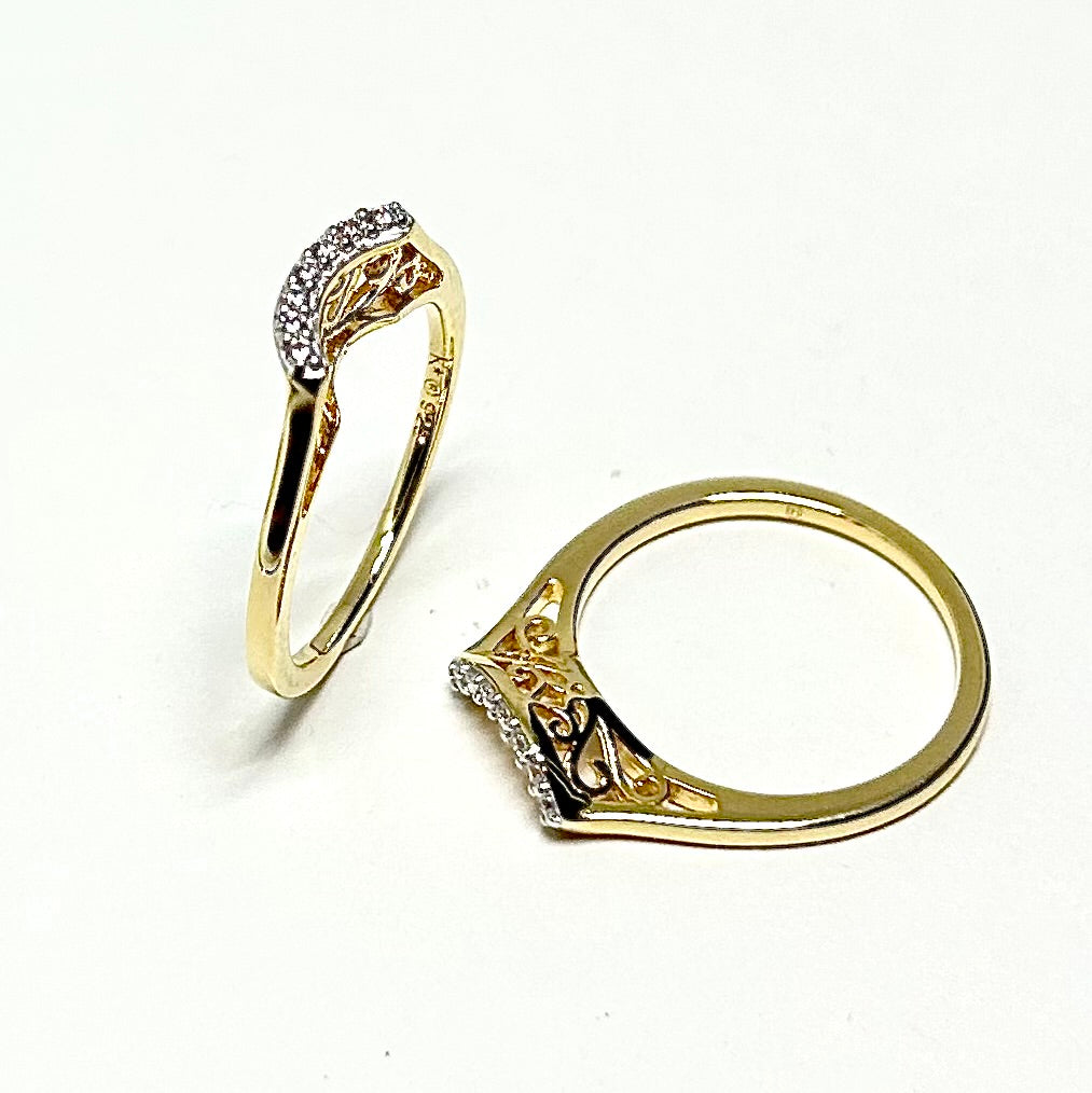 "BOLD BEZEL" Ring with Stack Bands