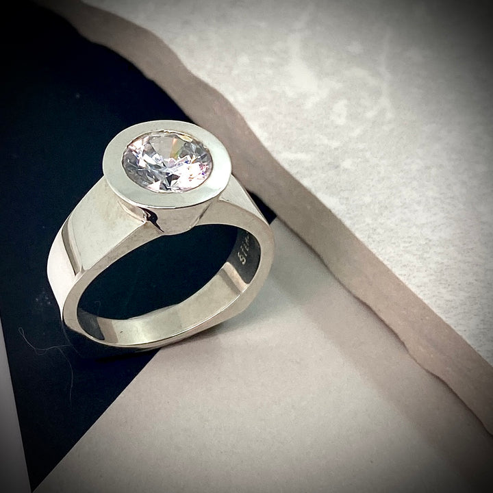 "BOLD BEZEL" Ring with Stack Bands